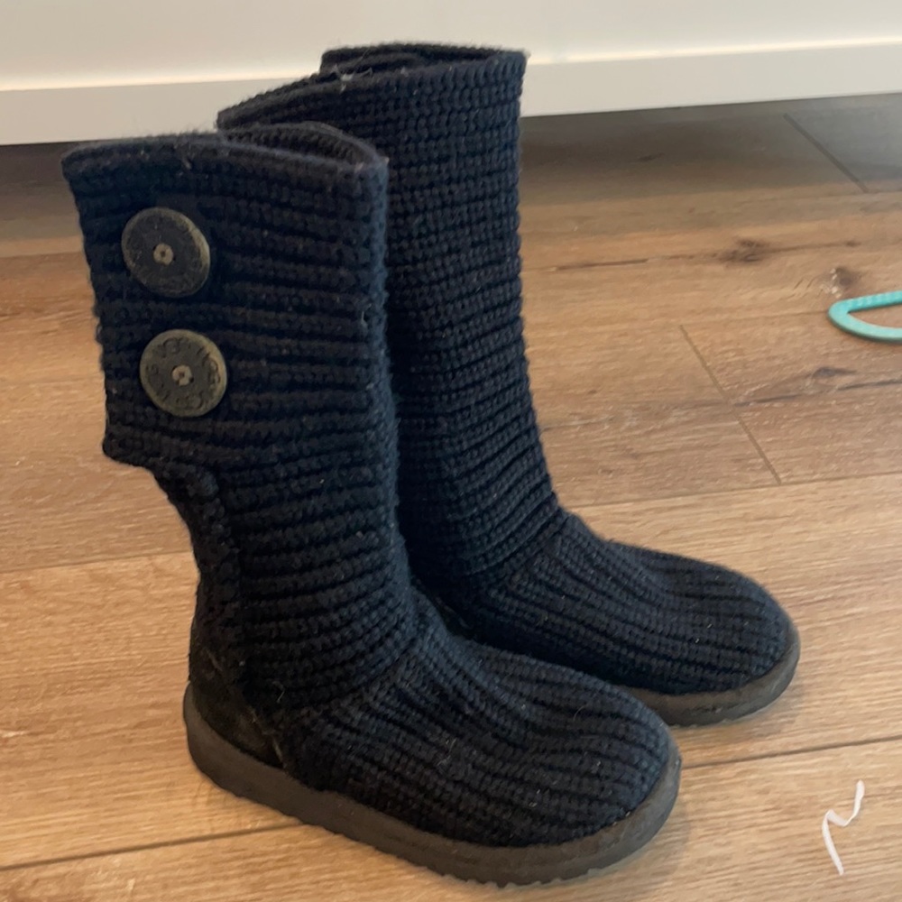 Girl knit Uggs with buttons. Size 12